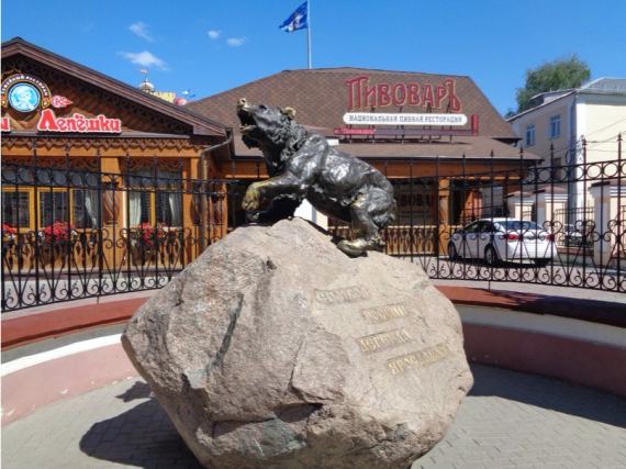 Памятник медведю