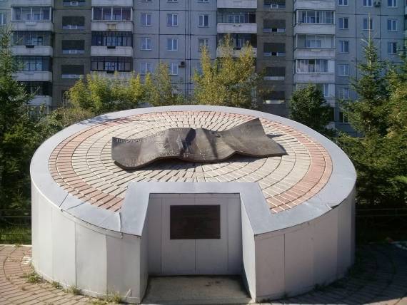 Памятник десятирублёвой купюре