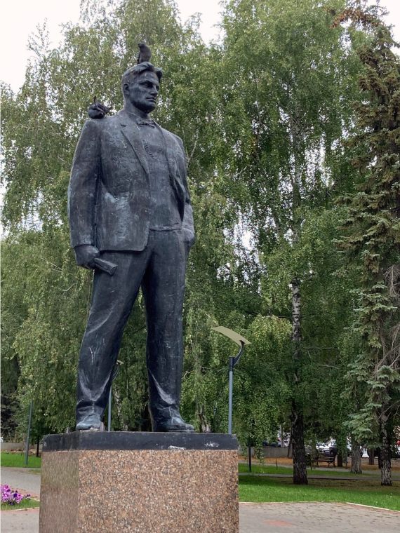 Памятник В. Маяковскому