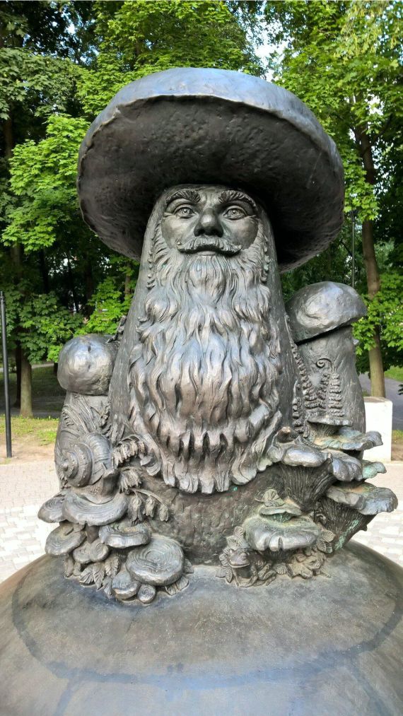 Памятник Грибы с глазами