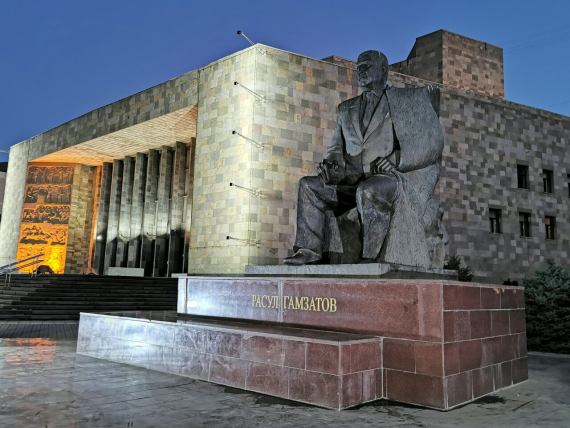 Памятник Расулу Гамзатову