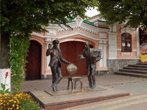 Памятник Остапу Бендеру и Кисе Воробьянинову