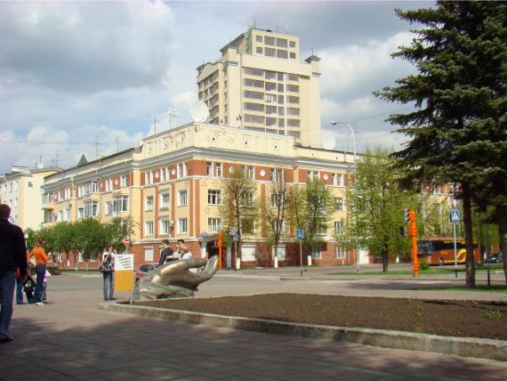 бюст летчика-космонавт дважды Героя Советского Союза А. А.Леонова