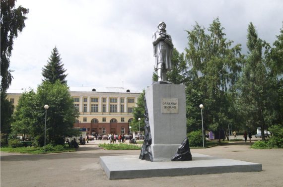 Скульптура первооткрывателя кузнецкого угля Михайлы Волкова