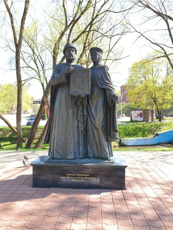 Памятник Петру и Февронии