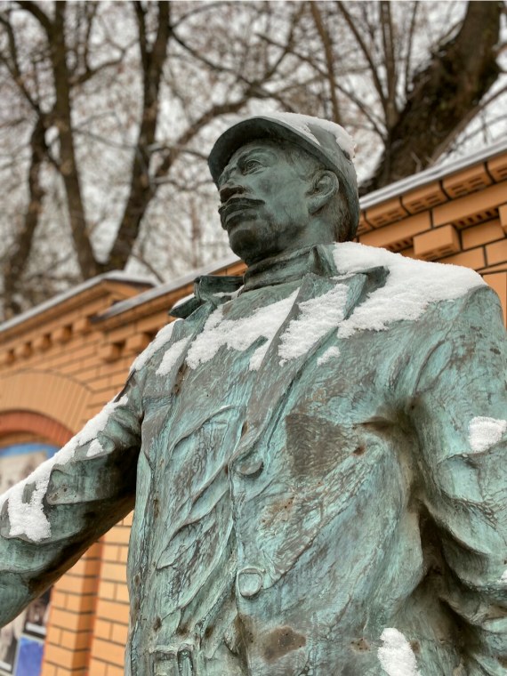 Памятник водопроводчику