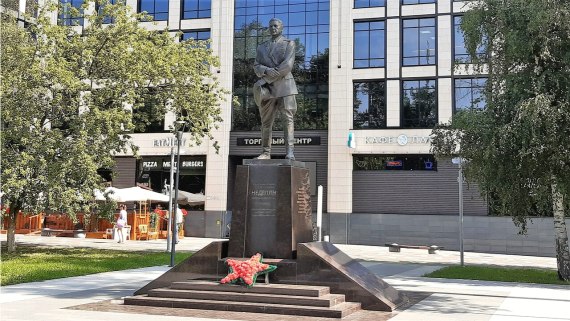 Памятник маршалу М. И. Неделину