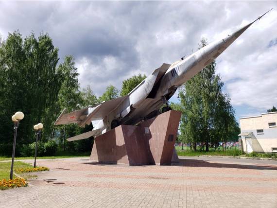 Памятник самолету МИГ-25