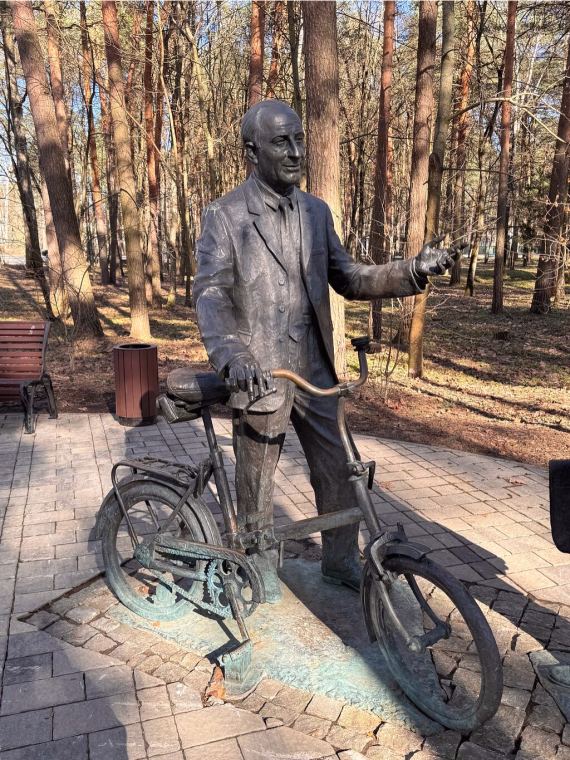 Памятник Б.М. Понтекорво и В.П. Джелепову