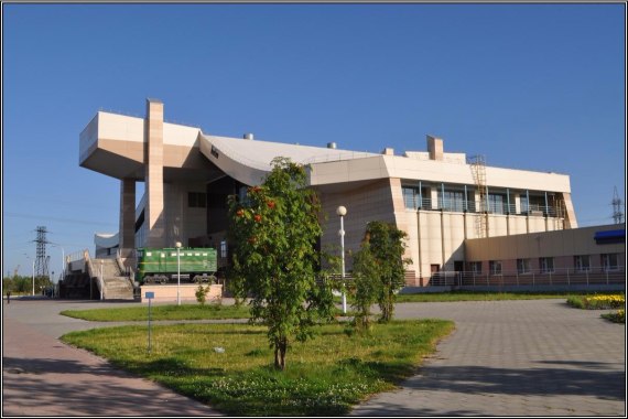 Памятник в честь открытия железнодорожного сообщения в Нижневартовске