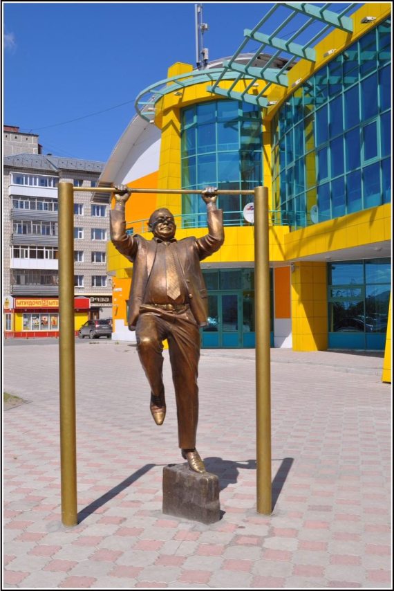 Скульптура Подтягивающийся чиновник