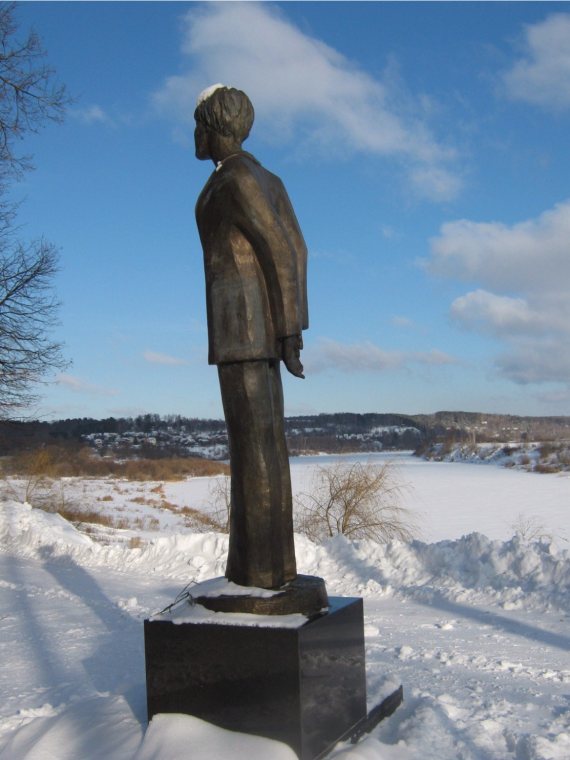 Памятник Белле Ахмадулиной