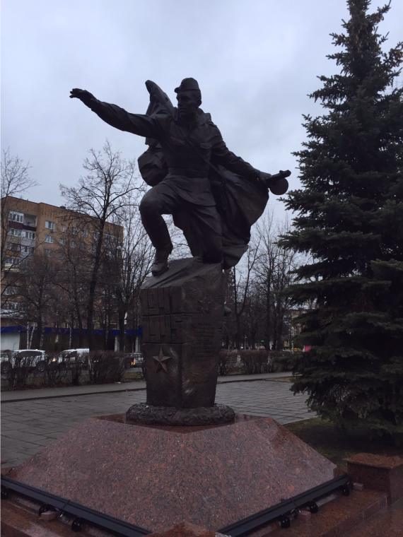Памятник рабочим и инженерно-техническим работникам заводов № 120 и № 150, участвовавшим в Великой Отечественной войне