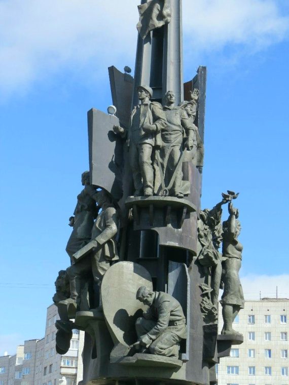 Скульптурно-мемориальная композиция Мир и Труд