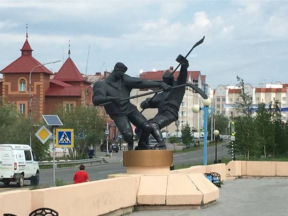 Памятник хоккеистам