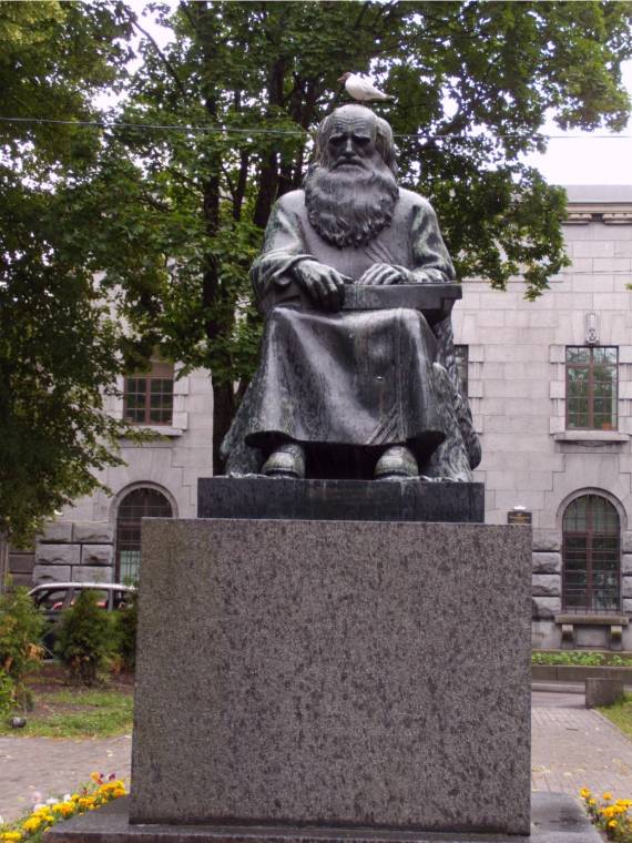 Памятник Рунопевцу