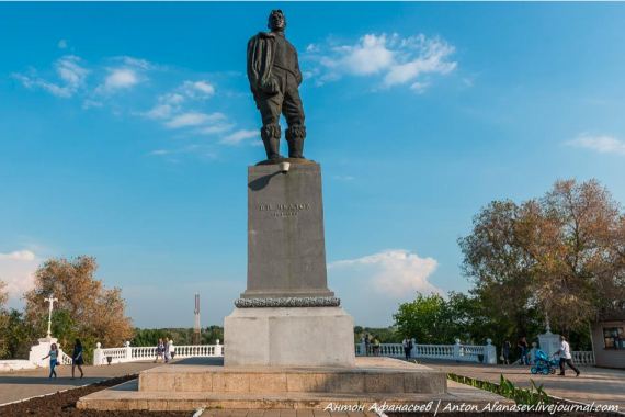 Памятник В. П. Чкалову