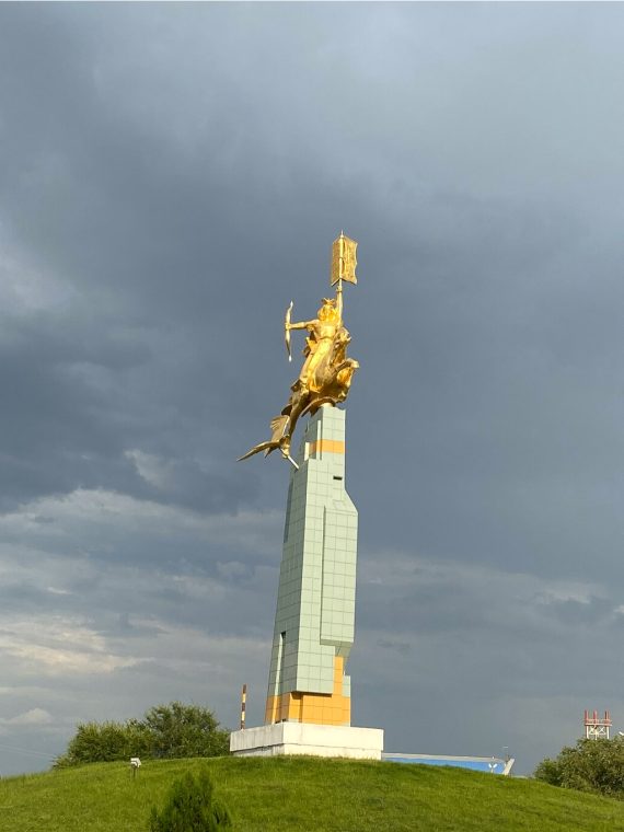 Статуя «Золотого всадника»
