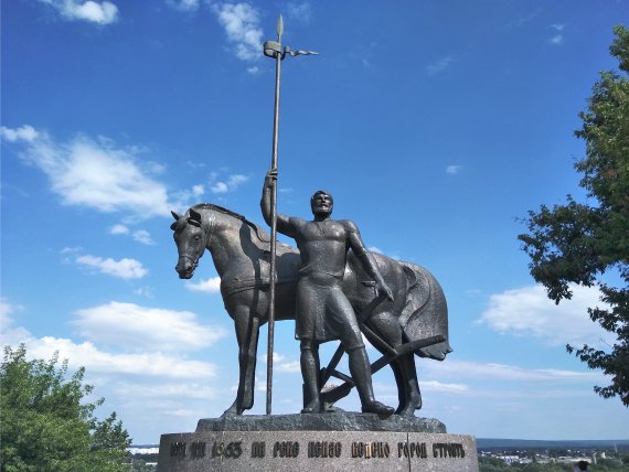 Памятник Первопоселенец