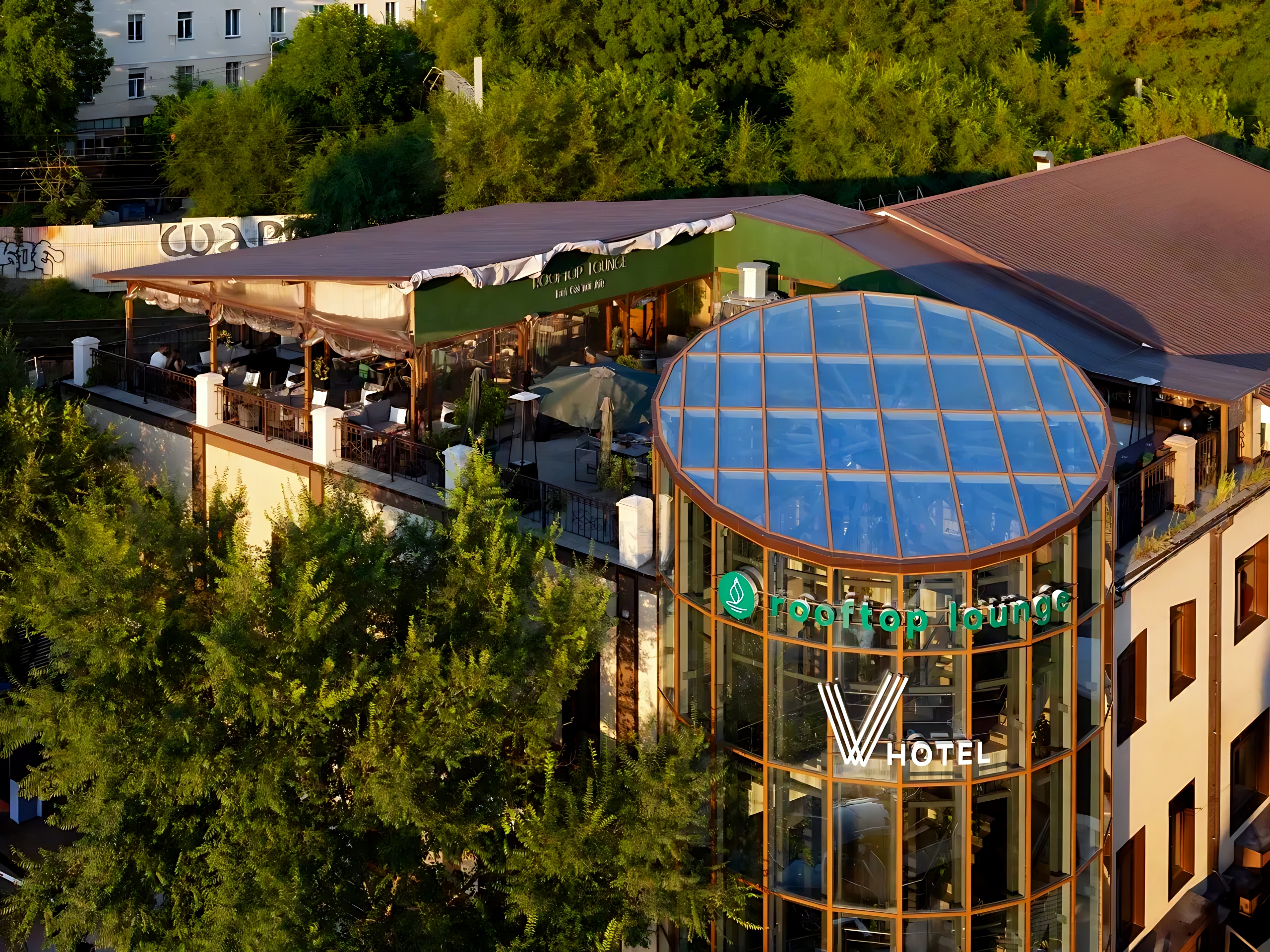 Отель V Hotel&Rooftop Lounge — отель с удобным расположением в Владивостоке