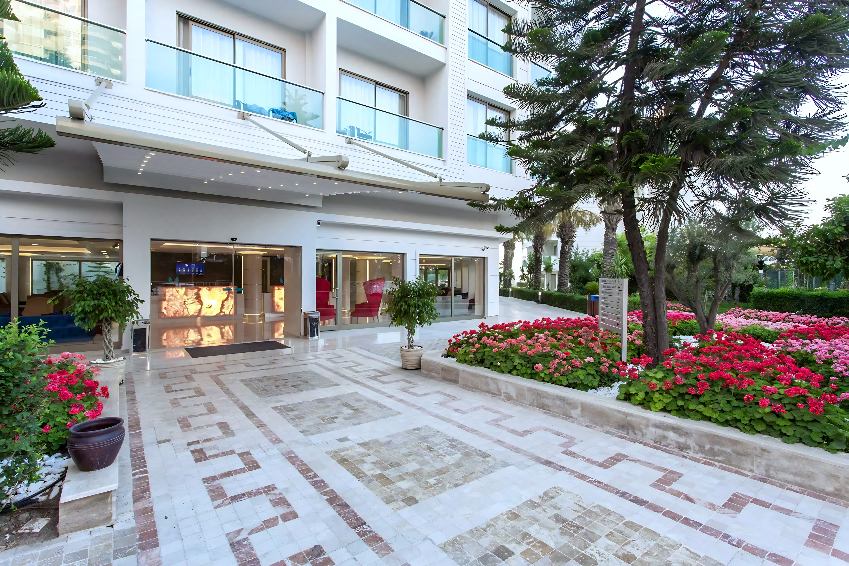 Falcon Hotel — отзывы гостей и цены